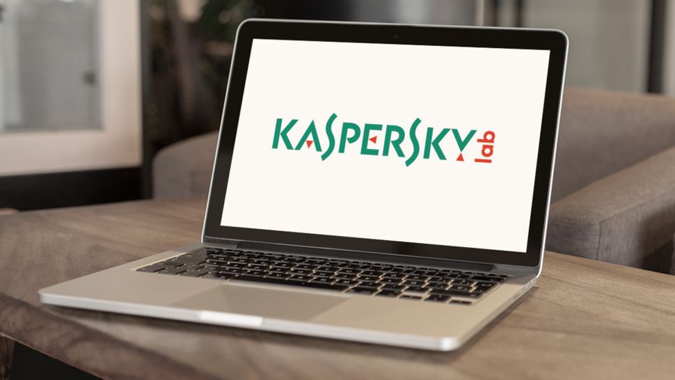 تصویر لوگوی آنتی ویروس Kaspersky Anti-Virus بر روی نمایشگر یک لپتاپ