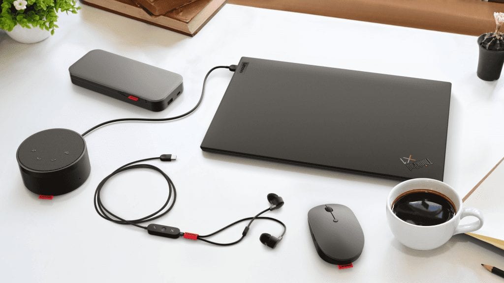 تصویر لپتاپ‌ ThinkPad به همراه شارژر و موس