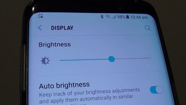 روشنایی خودکار نمایشگر (auto brightness)
