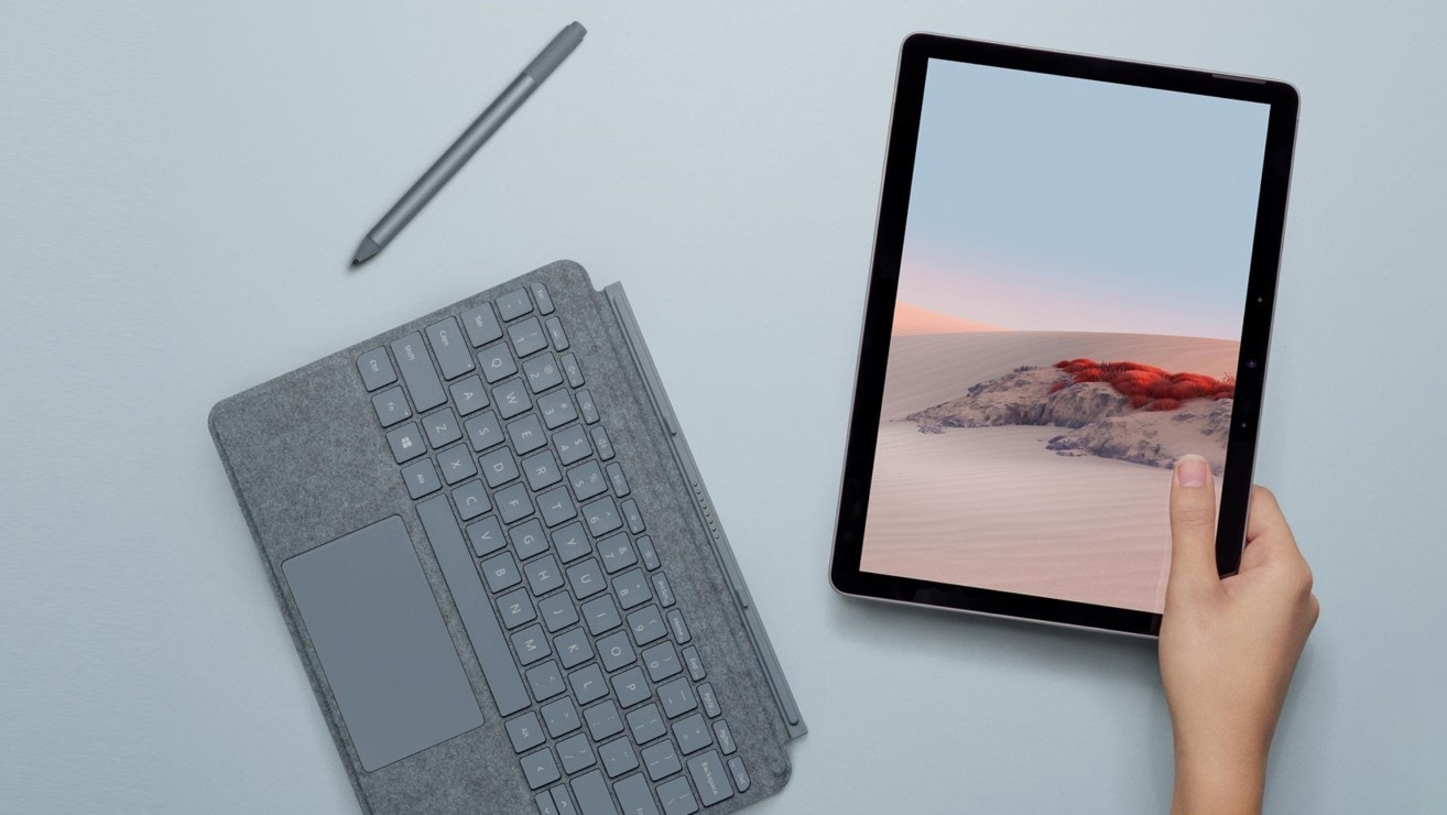 تصویر Surface Go2 در دست